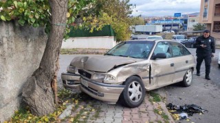 Arabasını yıkadı, ardından kaza yaptı: 3 yaralı