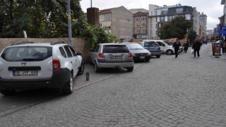 Araçlar kaldırımda vatandaşlar yolda