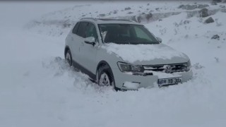Ardahanın yüksek kesimlerinde kar yağışı: Araçlar yolda kaldı