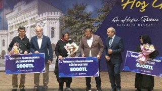 Arnavutköyde 2 bin 400 üniversite öğrencisine eğitim desteği