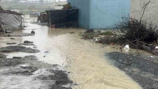 Arnavutköyde dere taştı, evleri su bastı