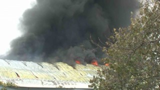 Arnavutköyde fabrikada korkutan yangın, dumanlar gökyüzünü sardı