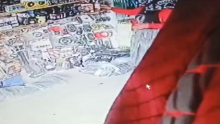 Arnavutköyde oto aksesuarcıdan, oto kokusu çalan kadın hırsızlar kamerada