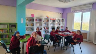 Aslanapada öğrenciler bazı dersleri Halk Kütüphanesinde işliyorlar