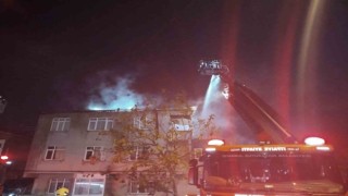Ataşehirde binanın çatısı alev alev yandı