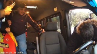 Ataşehirde caddeyi su bastı, mahsur kalan taksiciyi ve yolcuyu vatandaşlar kurtardı