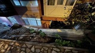 Avcılarda iki bina arasındaki istinat duvarı çöktü