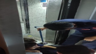 Ayağı asansöre sıkışan çocuğu itfaiye kurtardı