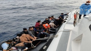 Ayvacık açıklarında lastik botları arızalanan ve sürüklenen 36 kaçak göçmen kurtarıldı