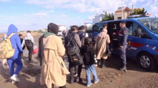 Ayvalıkta 36 göçmen jandarmadan kaçamadı