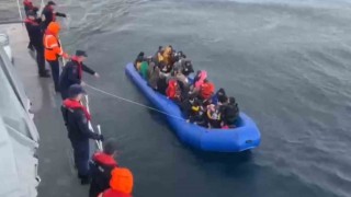 Ayvalıkta 56 göçmen Sahil Güvenlikten kaçamadı