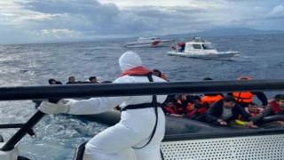Ayvalıkta Türk karasularına geri itilen 45 düzensiz göçmen kurtarıldı