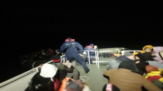 Ayvalıkta Yunan unsurlarınca Türk karasularına itilen 42 göçmen kurtarıldı