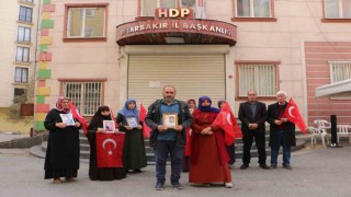 Baba ile anne kaçırılan çocukları için HDP önünde evlat nöbetine katıldı