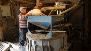 Baba mirası değirmende geleneksel yöntemle un öğütüyor