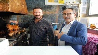 Baba oğul Denizlinin tescilli kebabını tanıtmak için el ele verdi