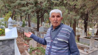 Babasının mezarından çiçek çalan hırsıza not bıraktı