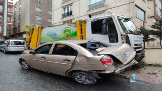 Bağcılarda freni boşalan çöp kamyonu 7 araca çarptı, şoför araçtan atladı