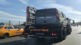 Bahçelievler E5te araç bariyere saplandı: 1 yaralı