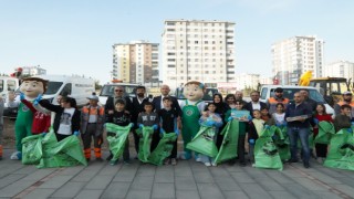 Bahçelievlerde belediye ve öğrenciler çöp topladı