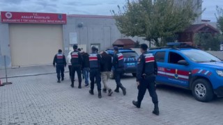 Balıkesirde 16 düzensiz göçmen ve 3 organizatör yakalandı