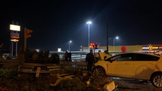 Balıkesirde iki otomobil çarpıştı: 1 ölü, 2 yaralı