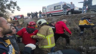 Balıkesirde otomobil ile traktör çarpıştı: 1 ölü, 5 yaralı