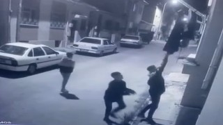Balkonda asılı çamaşırları çalarak kaçtılar