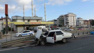 Bariyerlere çarpan otomobil yola fırlayan sürücüsünü ezdi