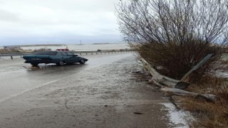 Bariyerlere çarpan otomobilde 2 kişi hafif şekilde yaralandı