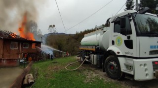 Bartında çıkan yangında 2 ev kül oldu