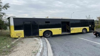 Başakşehirde kontrolden çıkan İETT otobüsü kaza yaptı