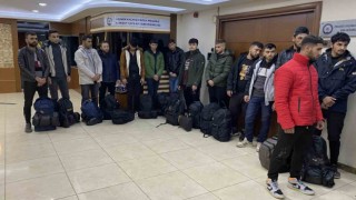 Başakşehirde polisin takibinde olan 20 kaçak göçmen yakalandı