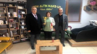 Başkan Arslan, Türkiye 3.sü olan bayan kuaförü kutladı
