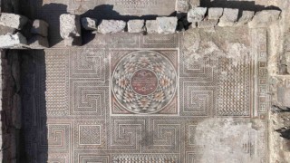 Başkan Büyükkılıç, İncesuda yeni ortaya çıkan çıkan mozaikleri inceledi