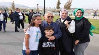 Başkan Büyükkılıç, Millet Bahçesini dolduran vatandaşlarla buluştu