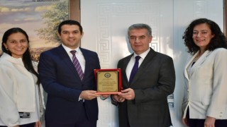 Başkan Erola plaketle teşekkür ettiler