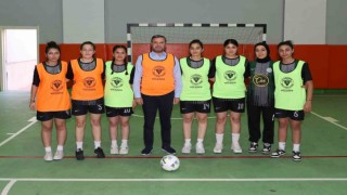 Başkan Kocaispir, kız futsal takımı ile maç yaptı