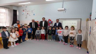Başkan Savran ilkokul öğrencilerinin açtığı sergiyi gezdi