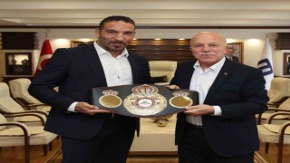 Başkan Sekmen şampiyon boksör Fırat Arslanı ağırladı