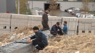 Başkentte 70 metrelik yük asansörü devrildi