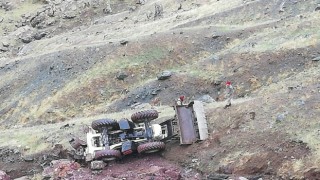 Batmanda köy yolunda çalışma yapan iş makinesi uçuruma yuvarlandı