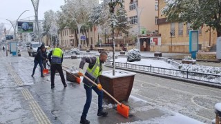 Bayburt Belediyesi ekipleri sahada karla mücadele çalışması gerçekleştiriyor