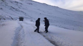 Bayburtta kar nedeniyle yolda mahsur kalan vatandaş kurtarıldı