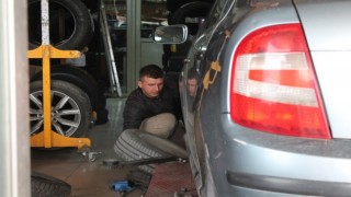 Bayburtta oto lastikçilerde kış lastiği değişim yoğunluğu yaşanıyor