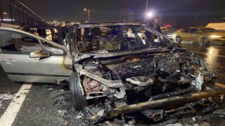 Bayrampaşada kına gecesinden dönen iki arkadaşın otomobili alev alev yandı