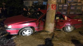 Beton direğe çarpan otomobil kağıt gibi ezildi: 1 ölü