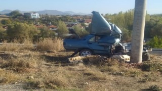 Beton direğe çarpan otomobilin sürücüsü ağır yaralandı