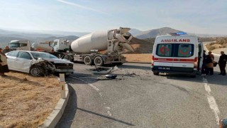 Beton mikseri ile otomobil çarpıştı: 2 yaralı