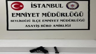 Beylikdüzünde bir grup gencin havaya ateş açtığı anlar kamerada